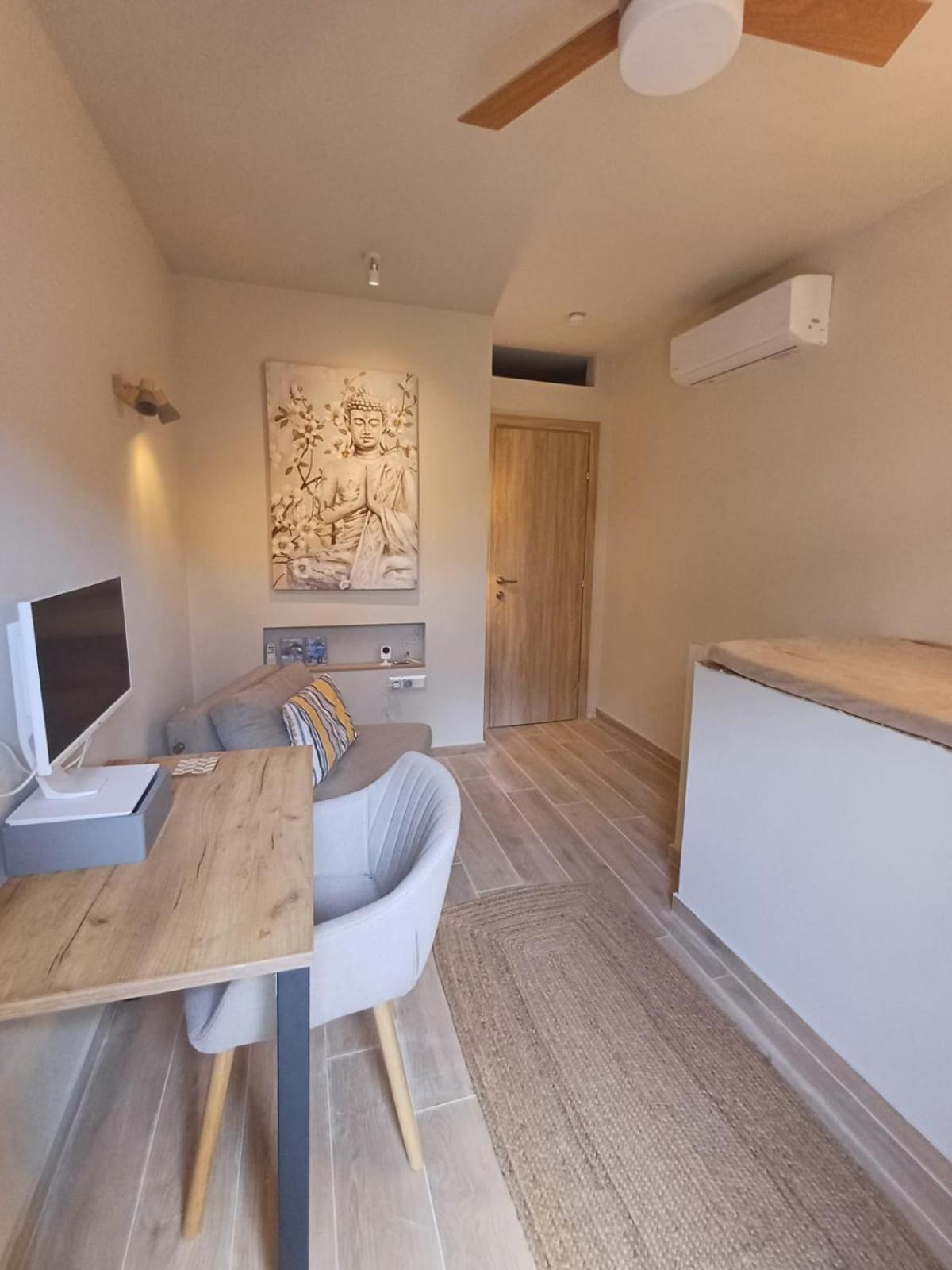 Pool 5 Minutes Walk From Apartment *