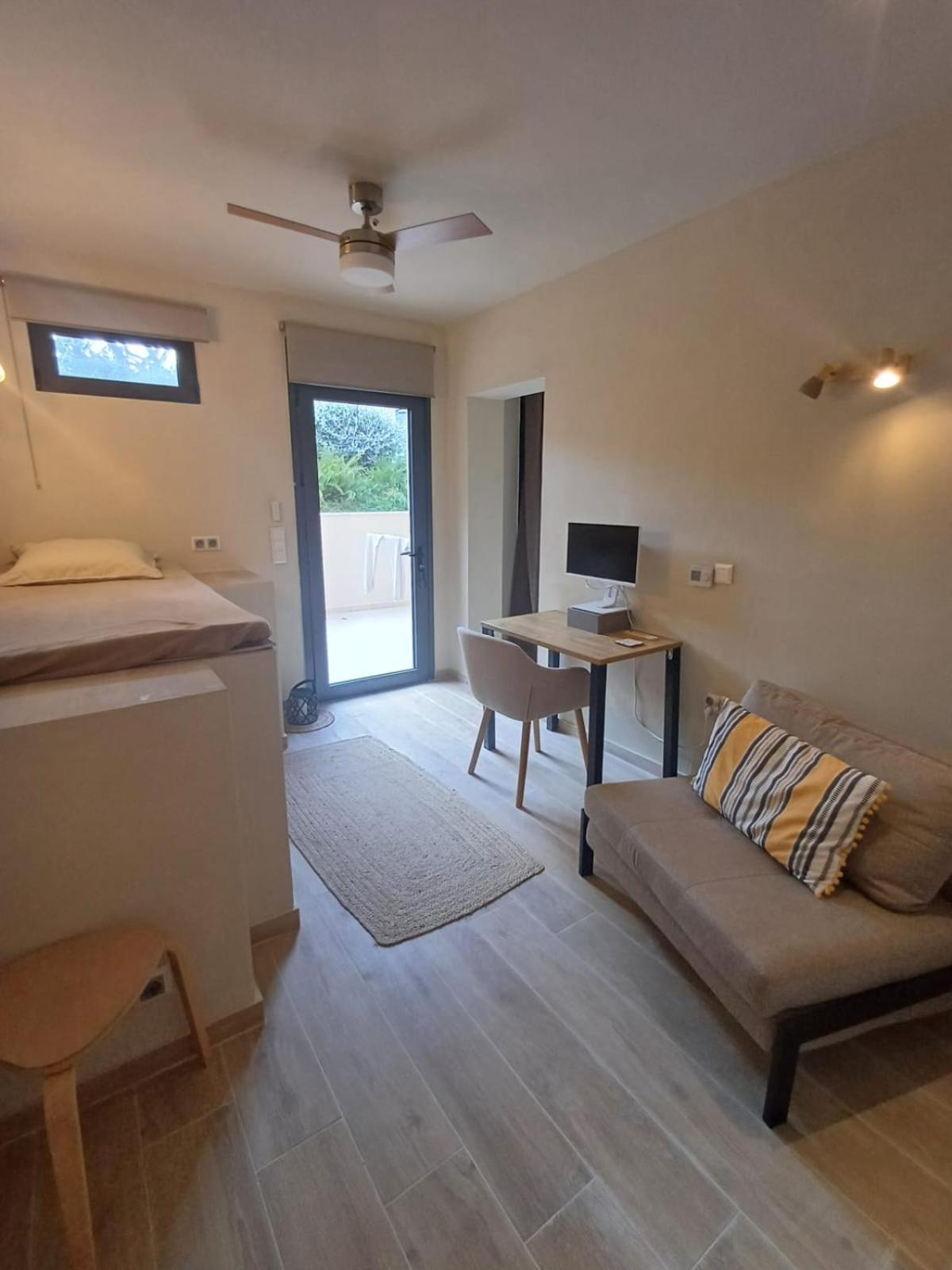 Apartment Pool 5 Minutes Walk From Porto Rafti